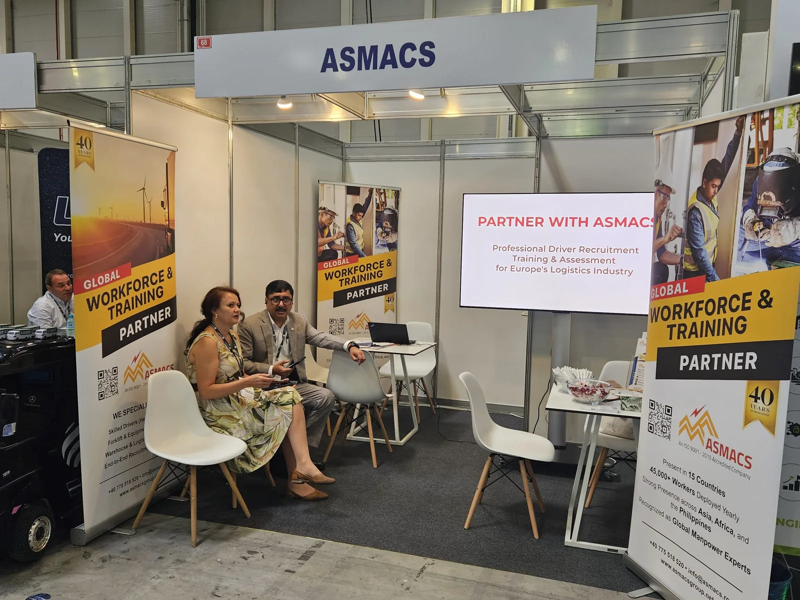 Gespräche mit Branchenvertretern am Stand von ASMACS Romania.